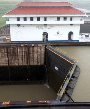 Eclusa de Miraflores, onde os turistas podem acompanhar a passagem dos navios.